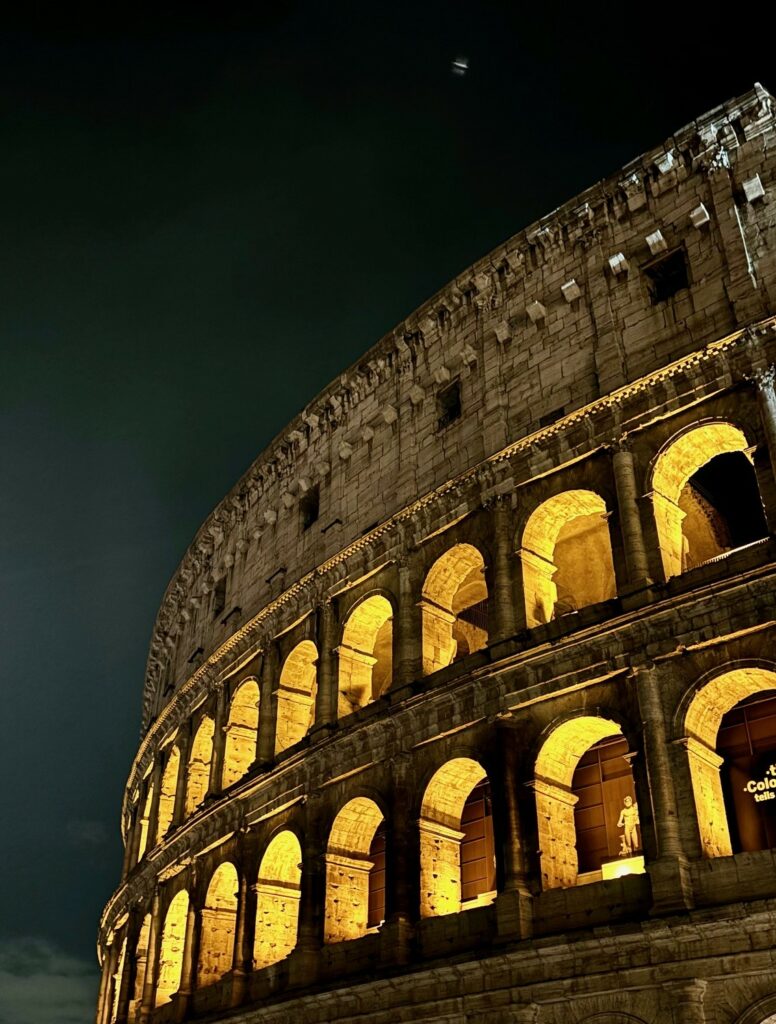 Colosseum at night - Roma Gezi Rehberi